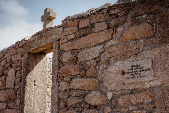 La entrada al cementerio de los ingleses en O Camiño dos Faros (Costa da Morte, A Coruña).