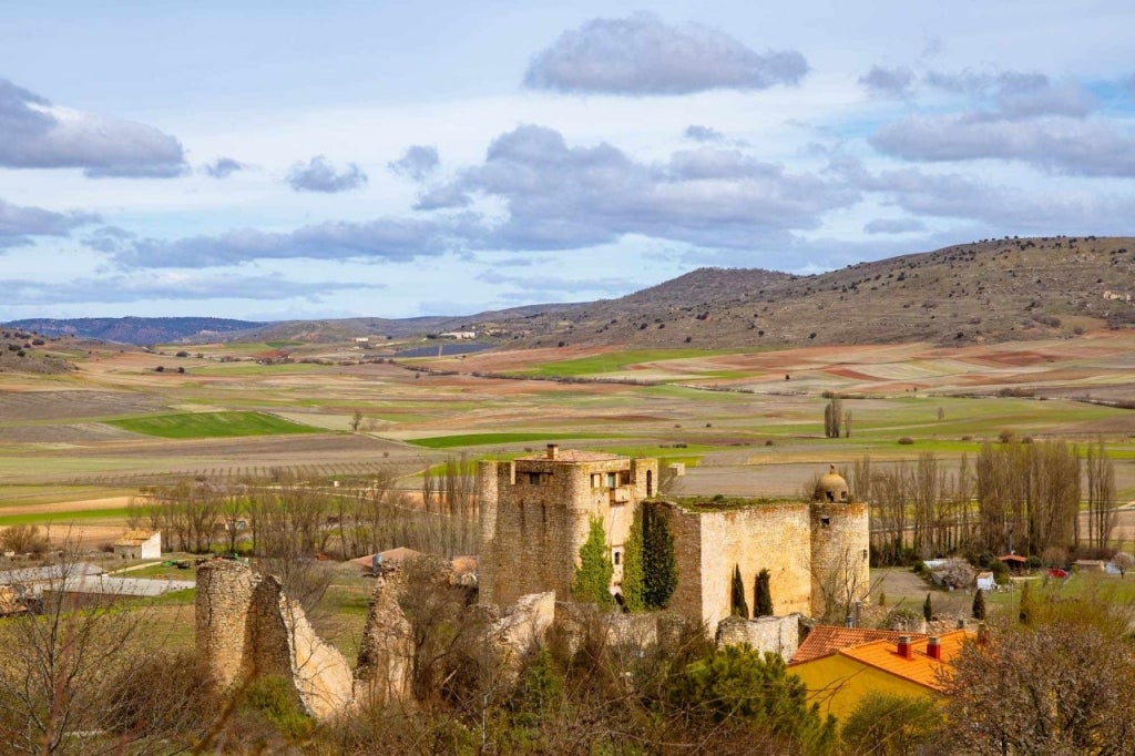 El pueblo de Guadalajara donde cuelgan visillos de su muralla medieval