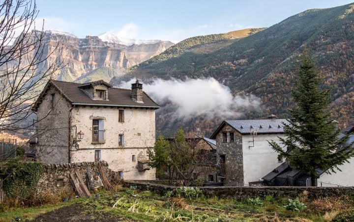 El huerto, la balconada y la tizonera (a la derecha en la fachada), un clásico del pueblo medieval.