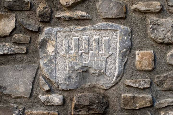 Escudo de Torla, la torre y las cuatro barras del Reino de Aragón.