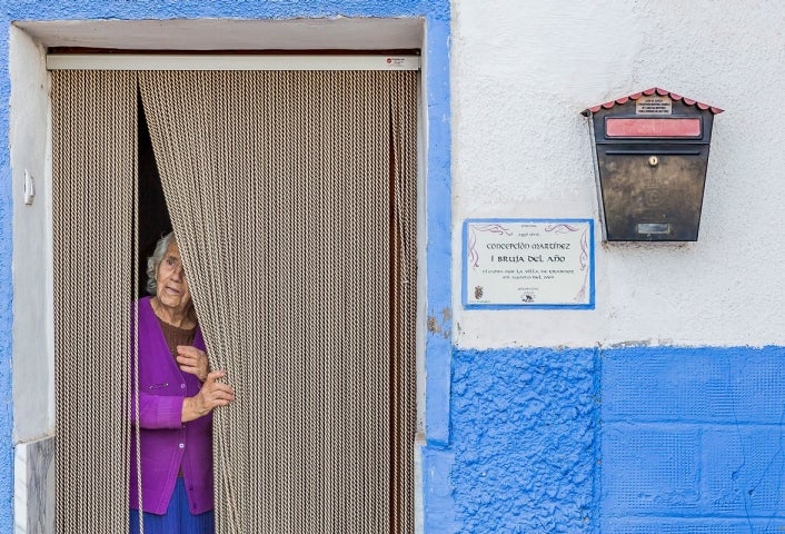 Concepción Martínez, primera mujer del pueblo en ser nombrada Bruja del Año en el 2000. Foto: Ferrán Mallol.