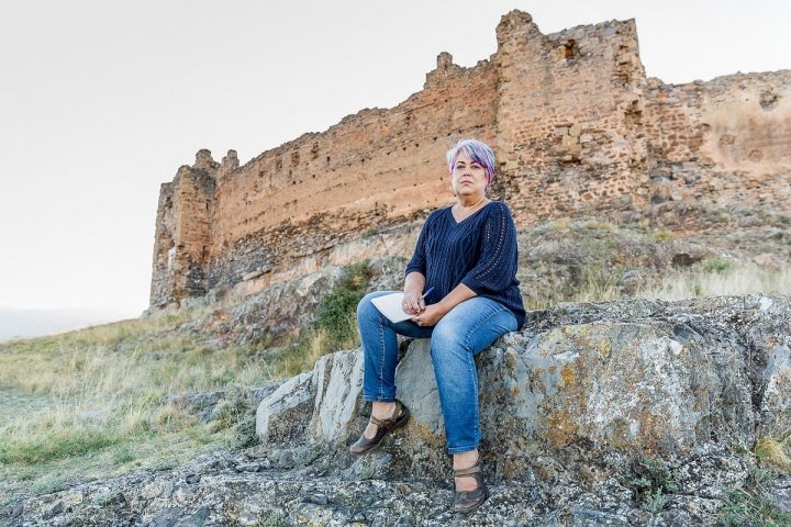 Trasmoz: Lola Ruiz Díaz, habitante del pueblo cuenta la historia de la brujería. Foto: Ferrán Mallol