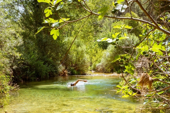 Río Tus y Balneario senderista nadando