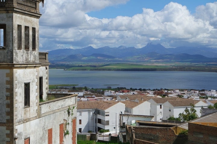 Junto a un lago con más de 30.000 años, este pueblo blanco gaditano está declarado Conjunto Histórico. Foto: Agefotostock