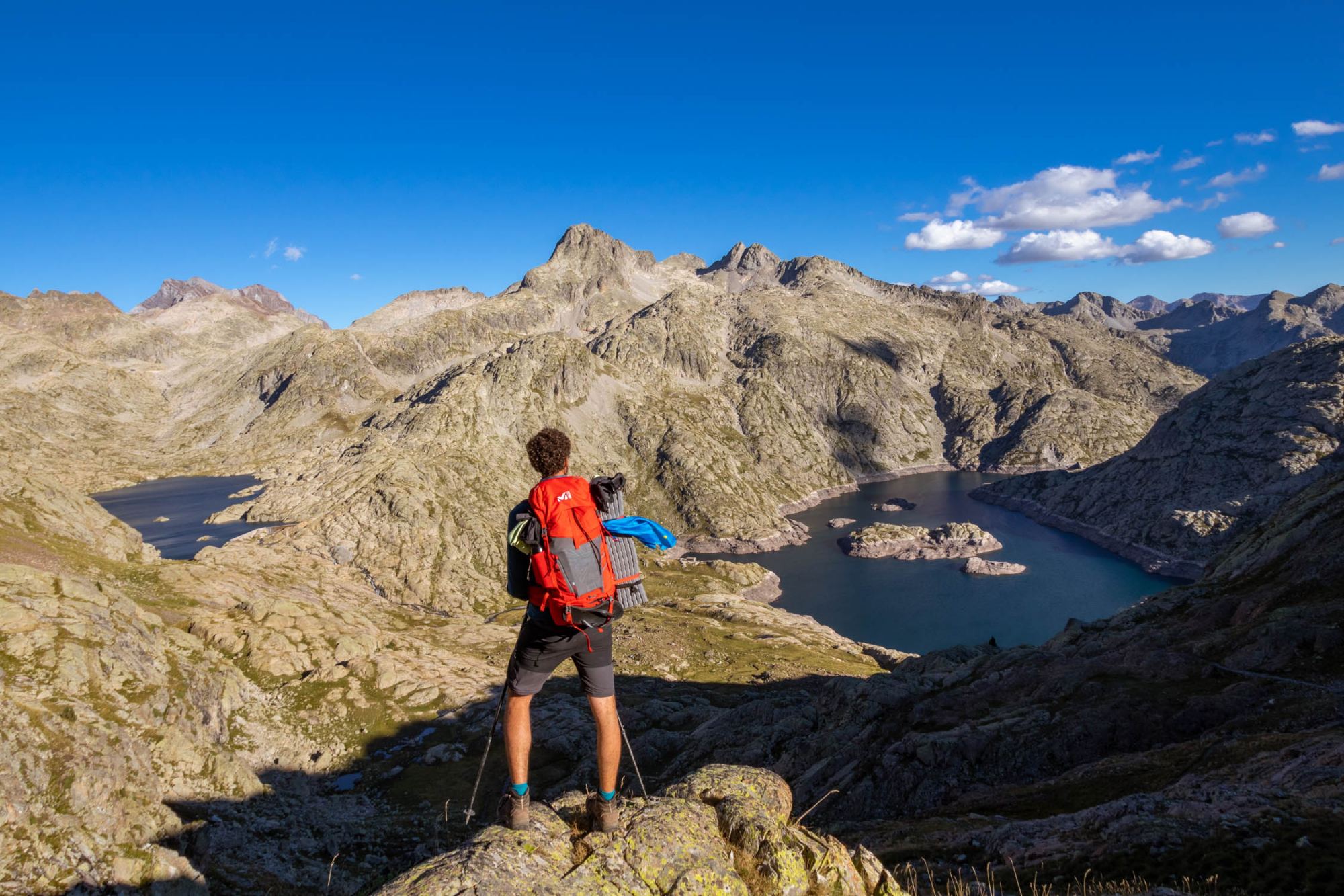 Bajada desde el puerto de Marcadau con vistas a los ibones de Bachimaña y Bramatuero.
