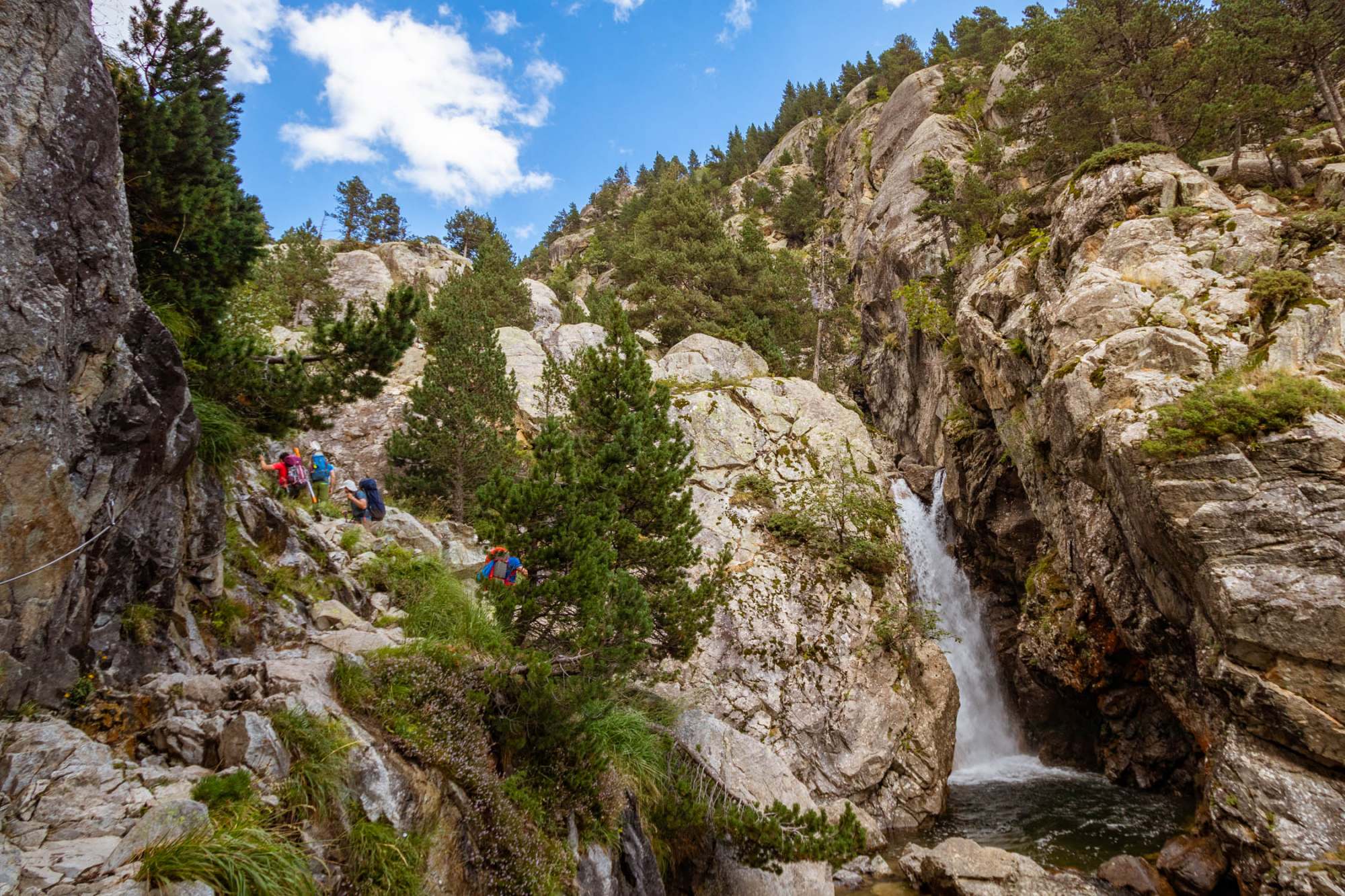 Los saltos de agua acompañan en la ascensión a los ibones de Bachimaña.