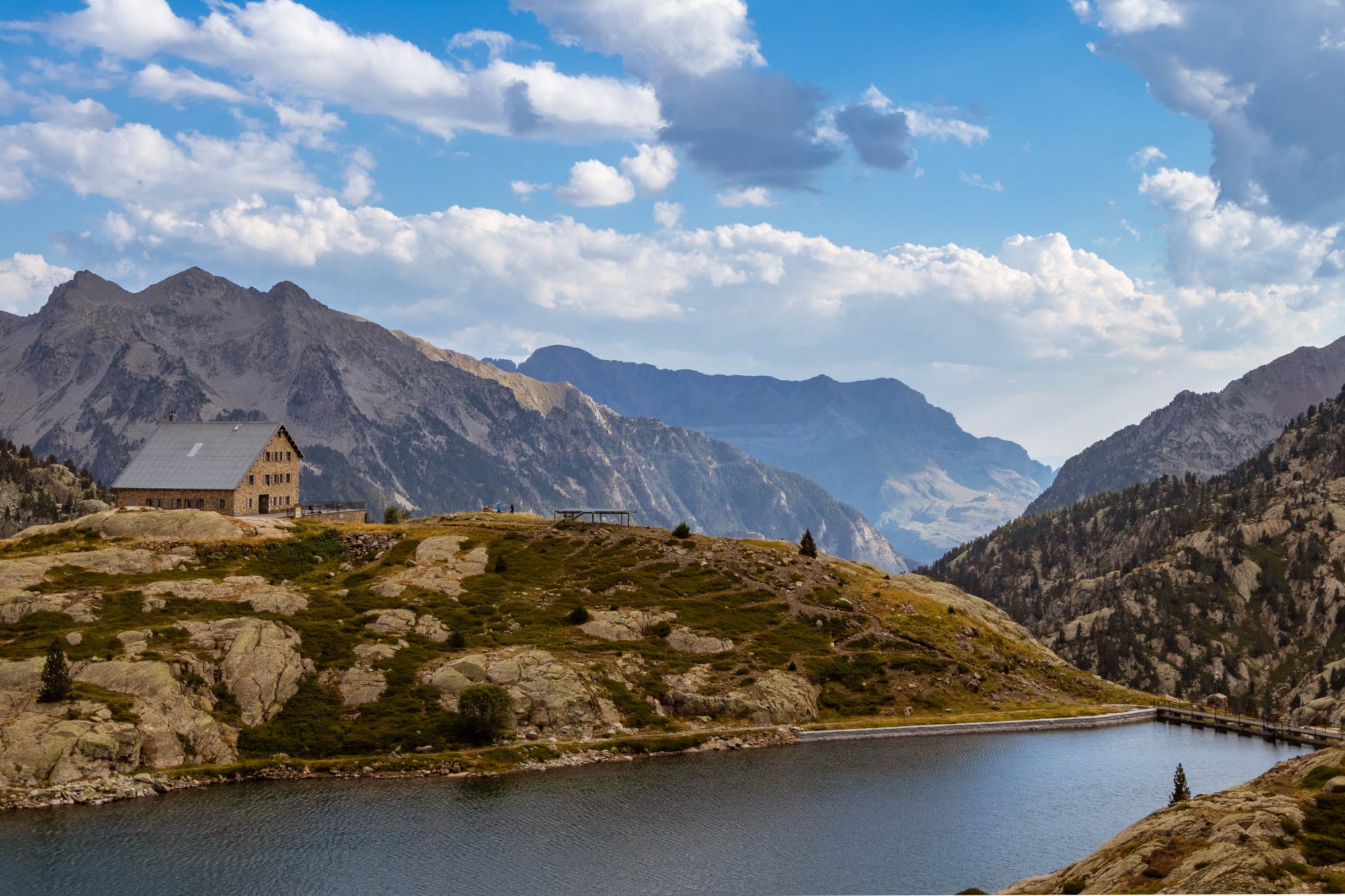 Refugio de Bachimaña, sobre el embalse homónimo: un auténtico mar de montaña.