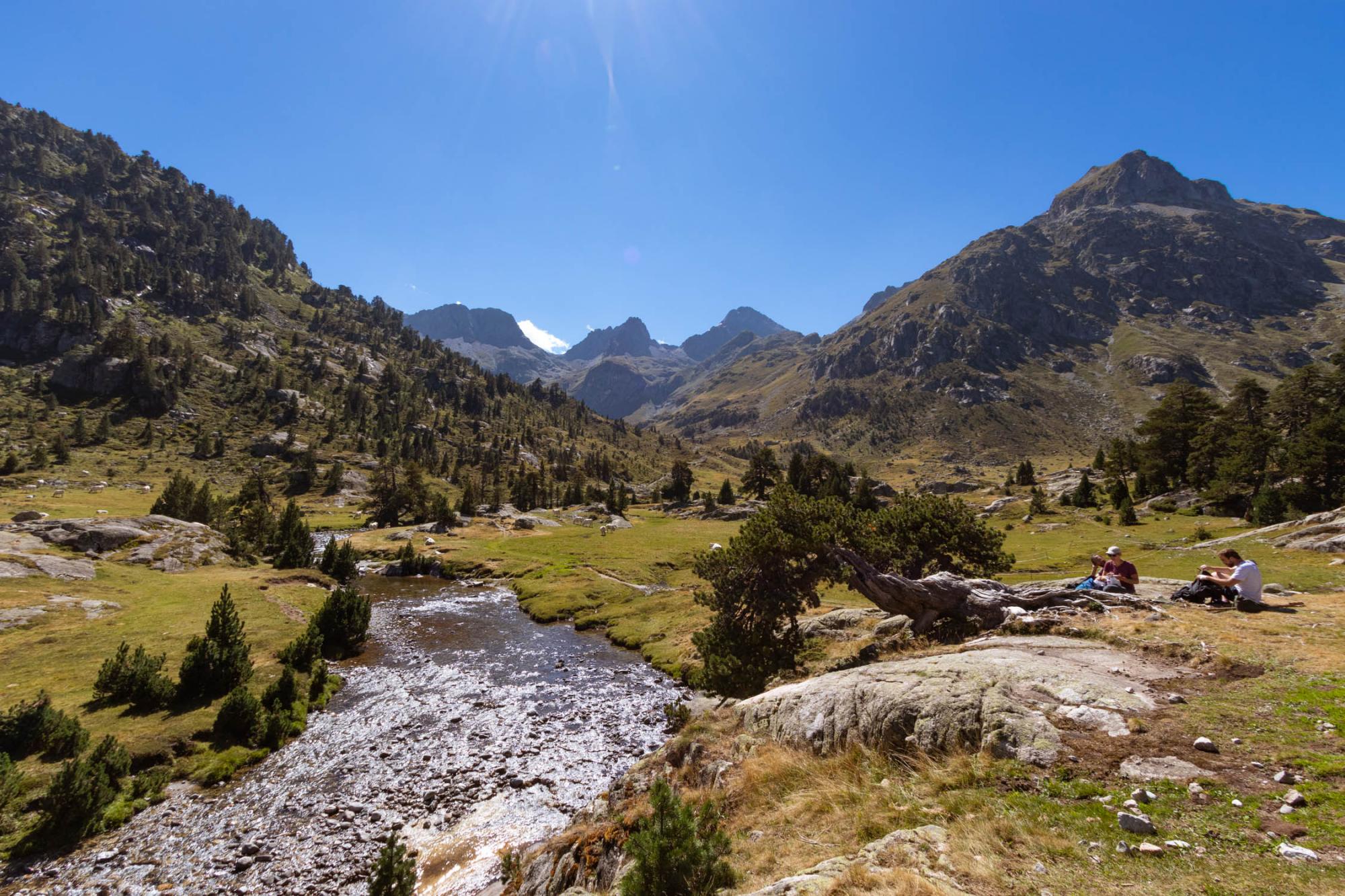 Pradera junto al refugio de Wallon, encarando el puerto de Marcadau.