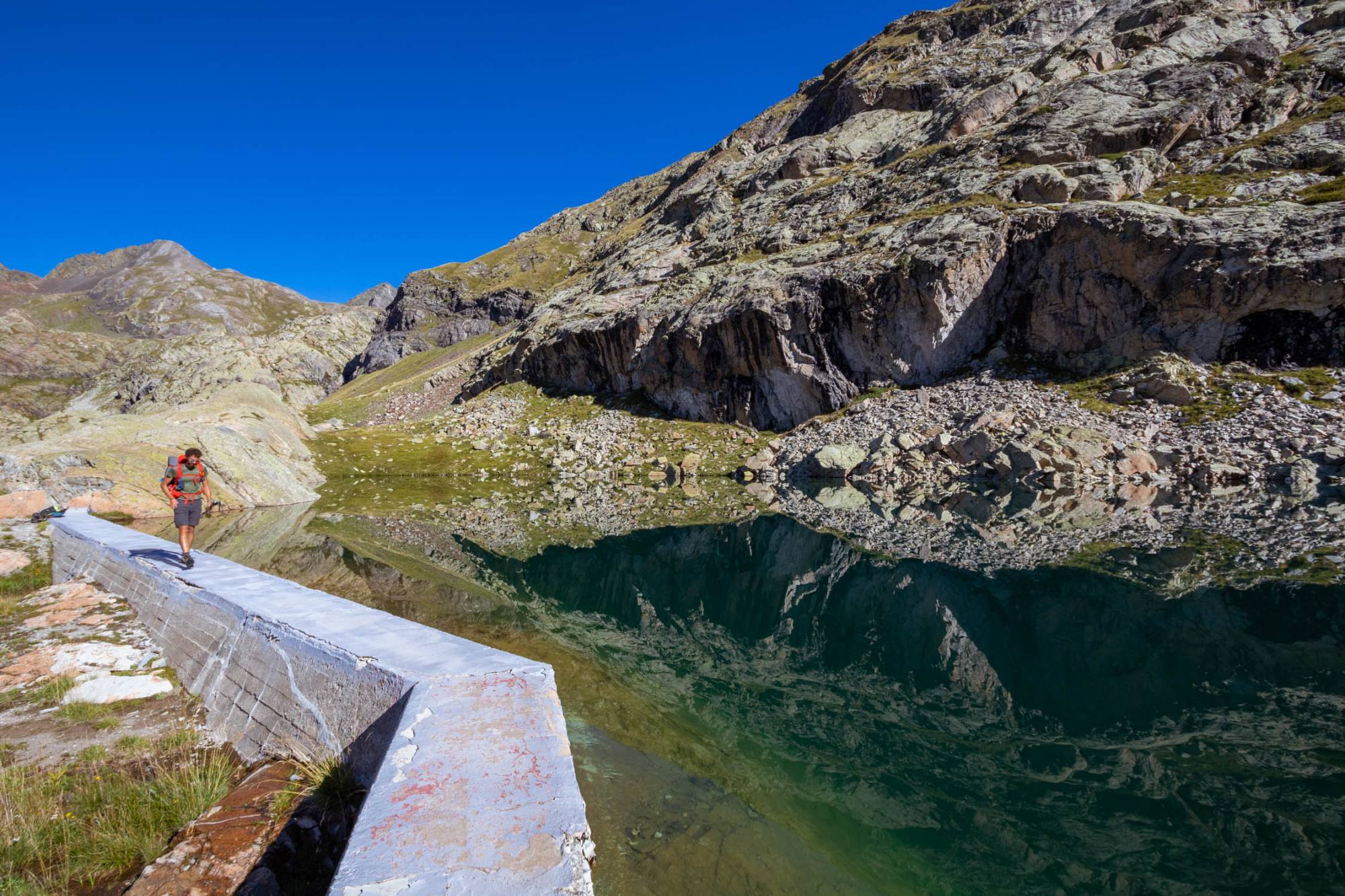 El ibón de Bramatuero Bajo es uno de los gigantes embalsados situados sobre Baños de Panticosa.