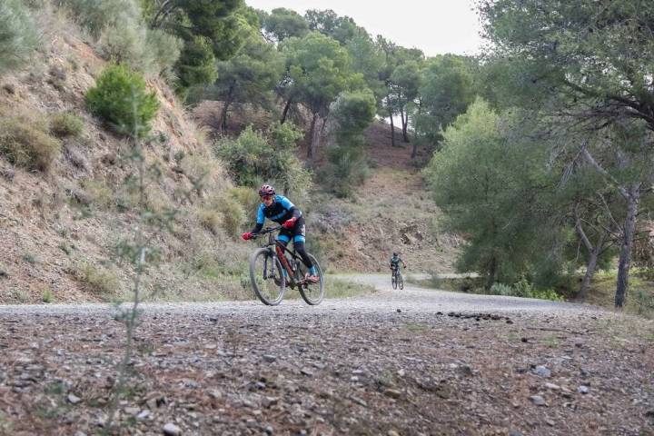 Ciclista bajando Montes Málaga