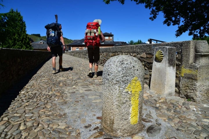 Las cruces amarillas ayudan a los peregrinos en su camino.