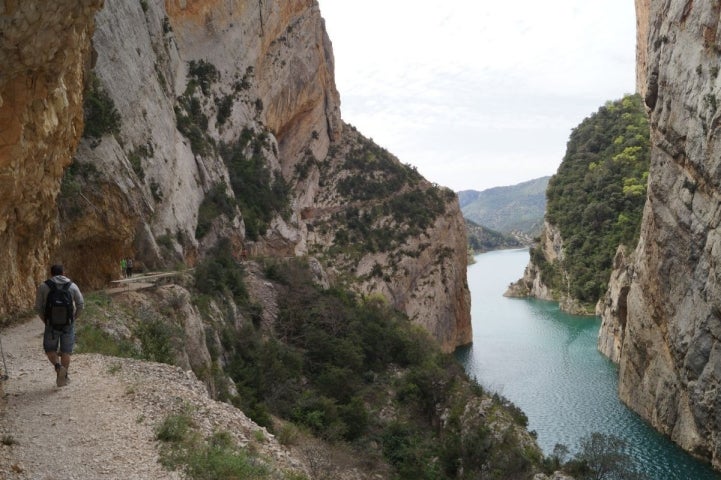 Vistas desde la ruta a pie por el camino de los acantilados del Congosto Mont Rebei. Foto: Shutterstock.