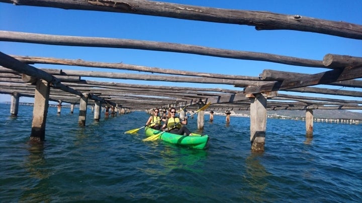 Dos chicas remando a través de las bateas de la bahía dels Alfacs. Foto: Natura Aventura.