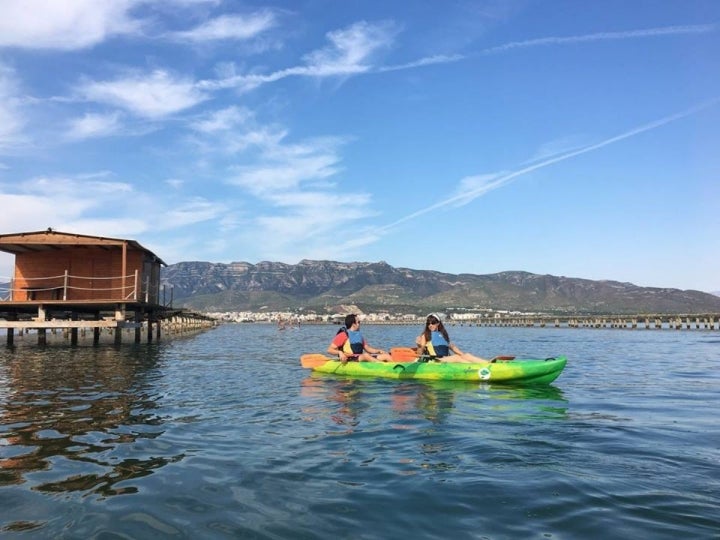 Remando en kayak junto a las bateas de mejillones de la Bahía dels Alfacs. Foto: Natura Aventura.