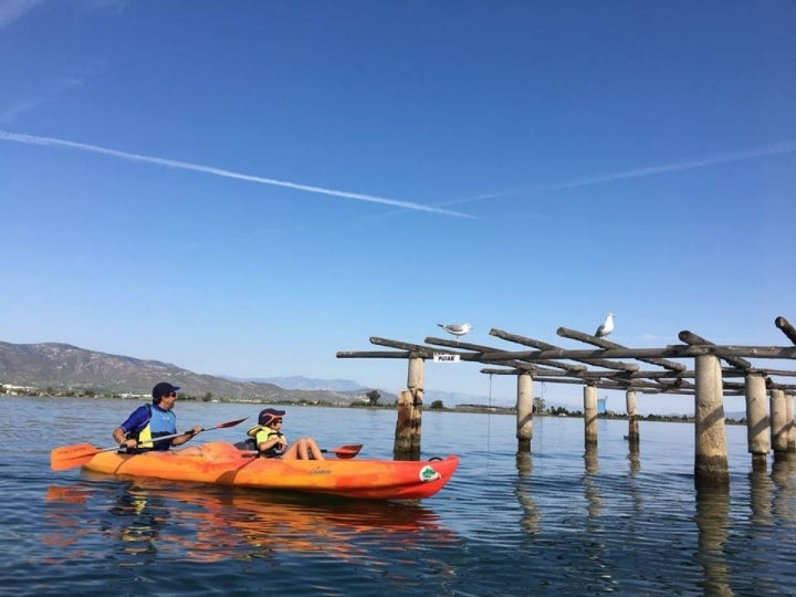 Practicando kayak con niños en la Bahía dels Alfacs, parque natural del Delta del Ebro, Cataluña. Foto: Natura Aventura.