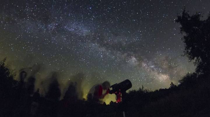 Viendo las estrellas en el Montsec. Foto: Cámping de la Vall D'Ager.