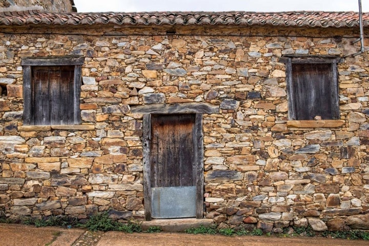 Una casa muda del camino.