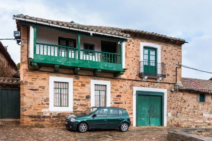 Las casas de los maragatos terminaron por integrar el portón para el carro y las reatas.