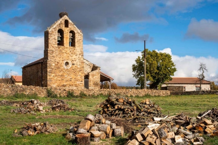 Iglesia de Pedredo. El campanario de espadaña, un clásico en la Maragatería que vieron Borrow y Ford.