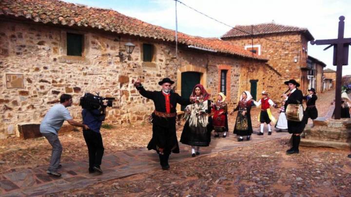Un maragato muestra su baile tradicional para los cámaras de 'La memoria de las piedras'. Foto: RTVE.