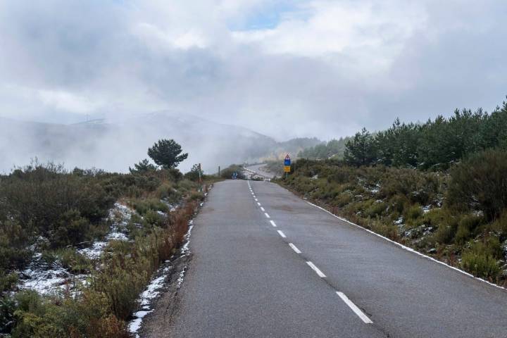 Las montañas hacia Galicia y el Teleno, escondido de la niebla.