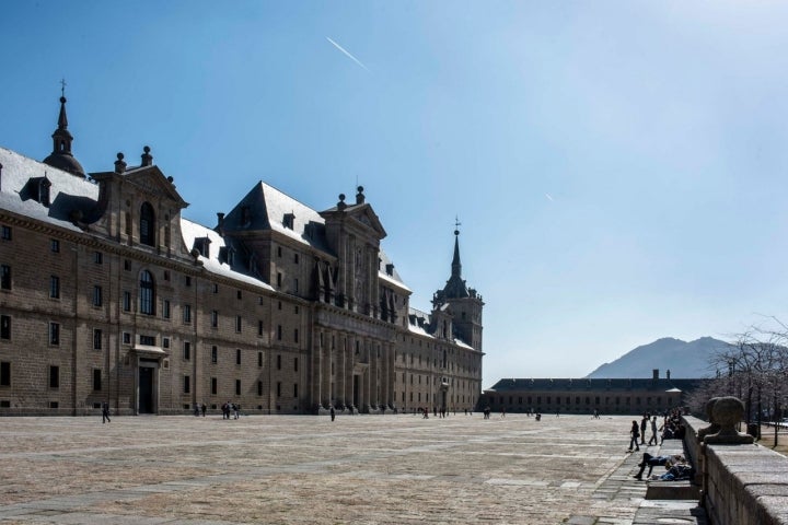 Varios turistas toman el sol en la gran explanada que rodea el monumento.