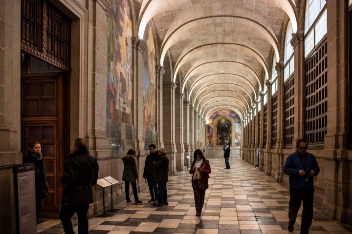 Paseo por el enorme claustro, ahora cerrado al patio.