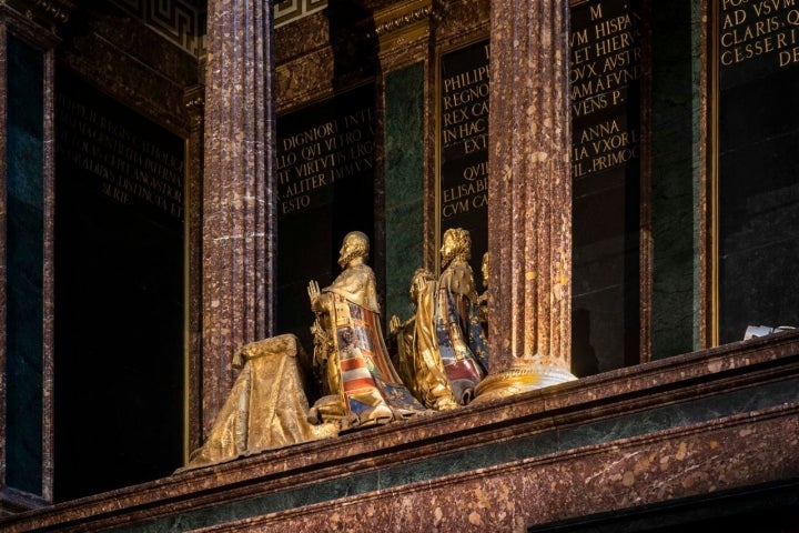 Felipe II y familia a la derecha del altar.