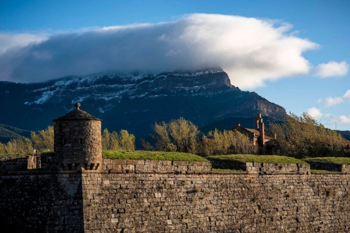 La Ciudadela y el Monte Oroel entre nubes, preparando la nevada.