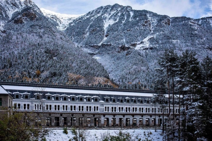 La estación de Canfranc bajo una nevada temprana.