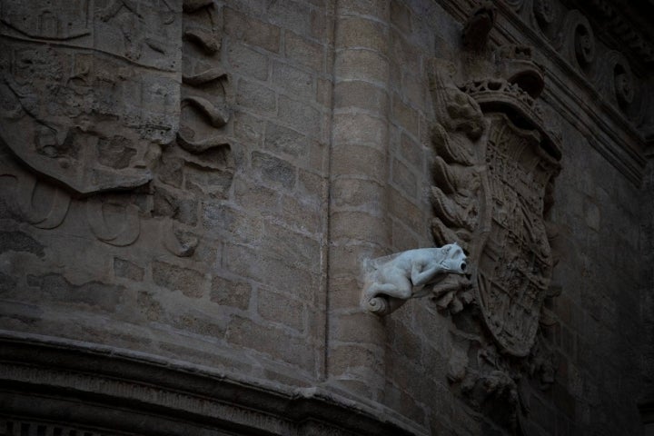 Hasta las gárgolas de la catedral quedan disminuidas ante los tamaños del edificio.