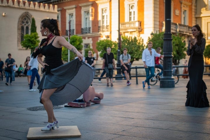 Espectáculo de grupo de flamenco en las calles de Sevilla.