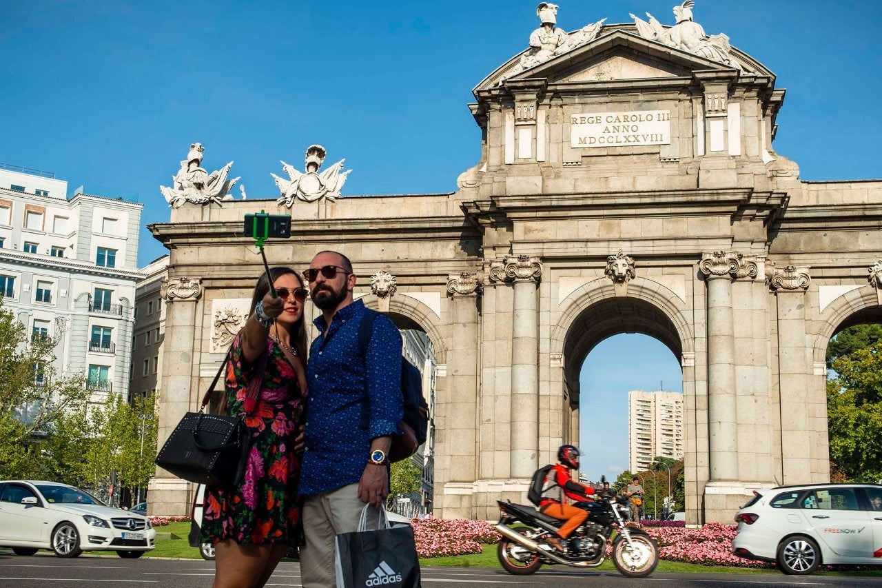 turistas en la puerta de alcala