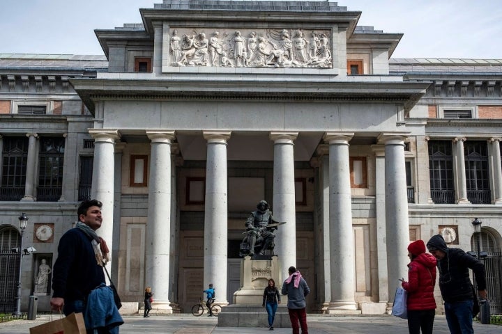 velazquez en la puerta del museo del prado