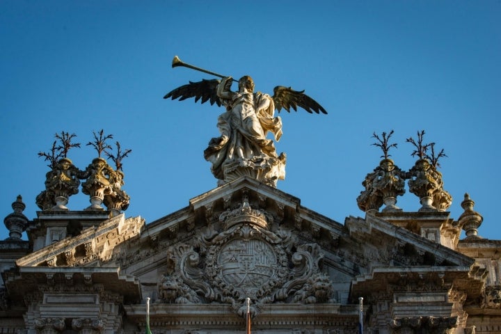 El Ángel Fama y su trompeta sobre la Real Fábrica de Tabacos. Perseguidor de cigarreras.