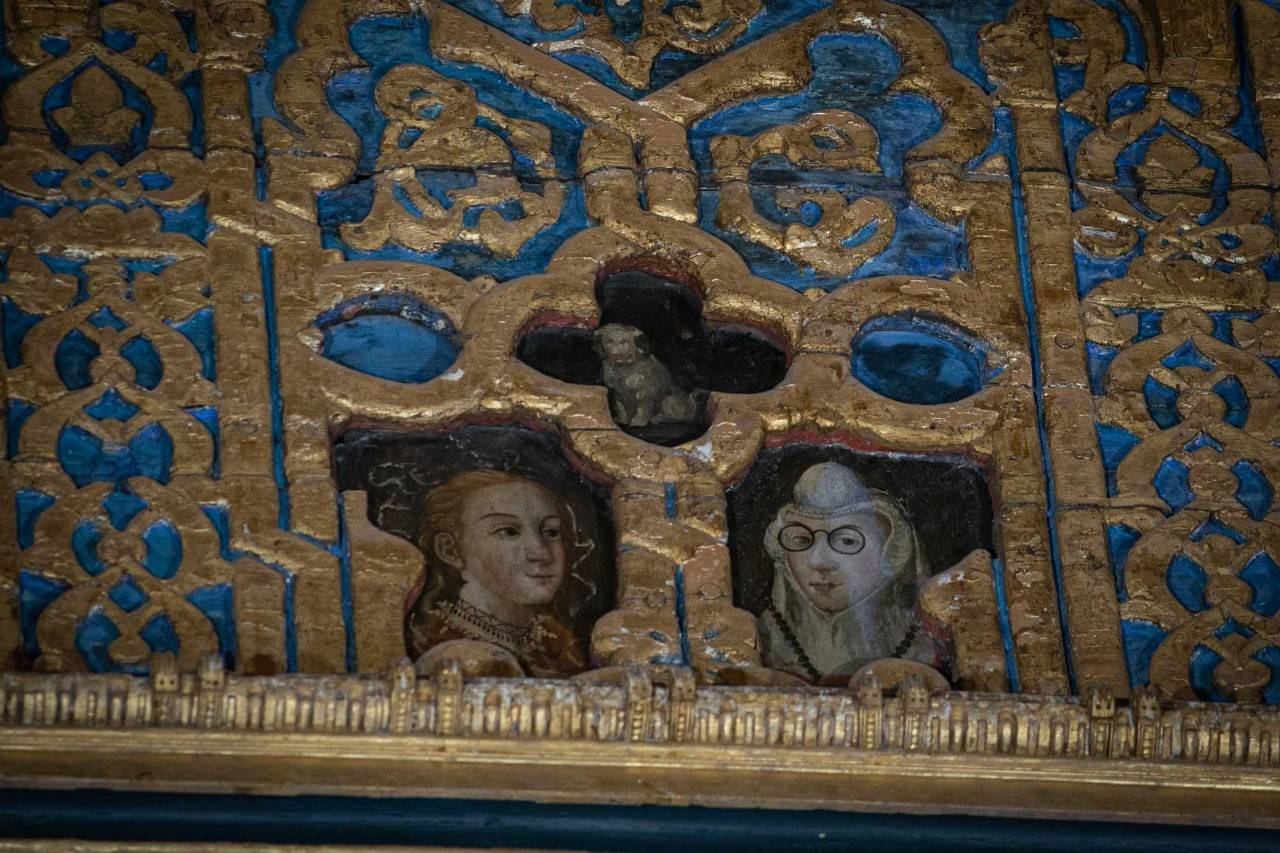 El misterio de una reina con gafas y fuera de lugar en El Alcázar