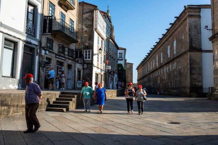 Los turistas pasean ligeros de equipaje por Santiago.