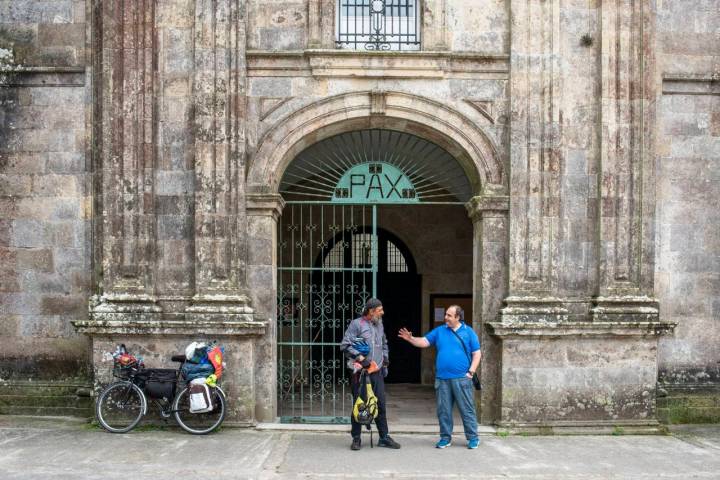 Un 'bicigrino' en la puerta de Santa María recibe instrucciones.