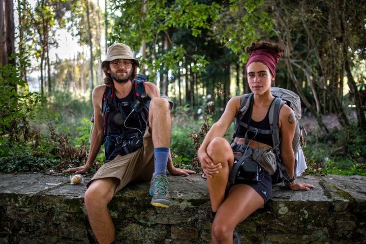 Leila y Johnny descansando en el decepcionante Monte Do Gozo tras un mes de peregrinación.