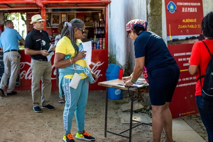 Sellando la credencial. La tolerancia con los que llegan de lejos.