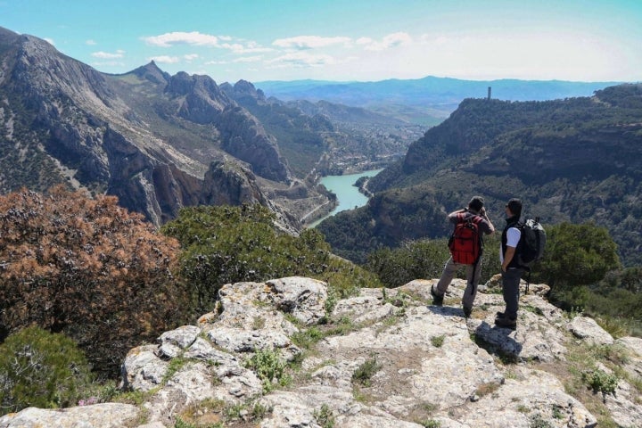 Desde los miradores de la Sierra de Almorchón se divisa el recorrido del Caminito del Rey.