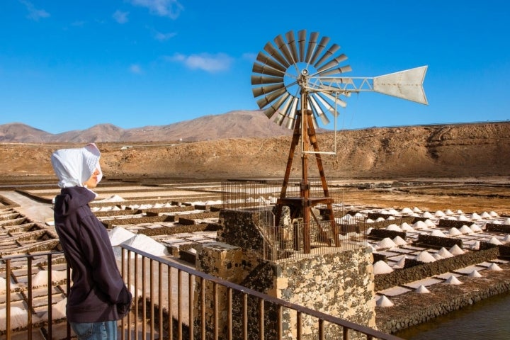 Sabina, con su gorro típico “conejero” frente a uno de los molinos.