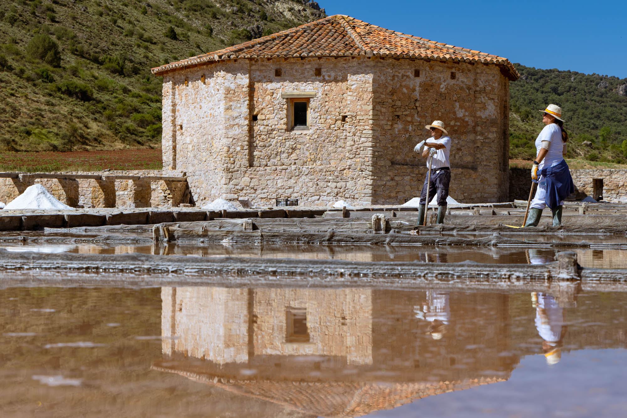 Tradicionalmente, los pozos salineros incluían una construcción octogonal que protegía la noria impulsada por un burro.