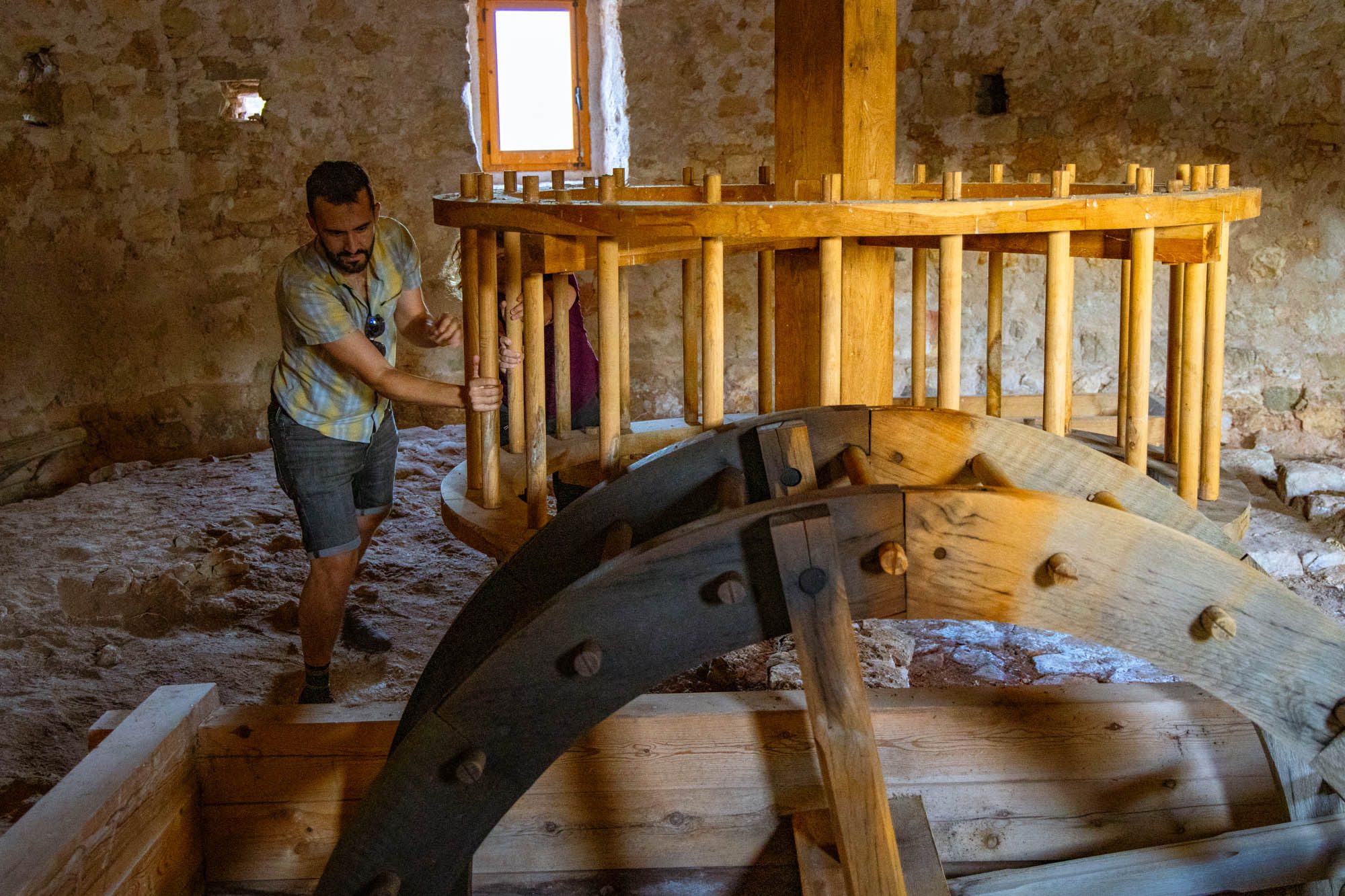Interior del pozo, donde se ha reconstruido el sistema tradicional de extracción con una noria de tracción animal.