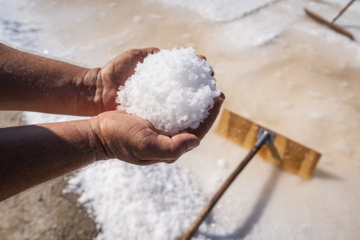 La campaña de la sal transcurre durante los meses de verano