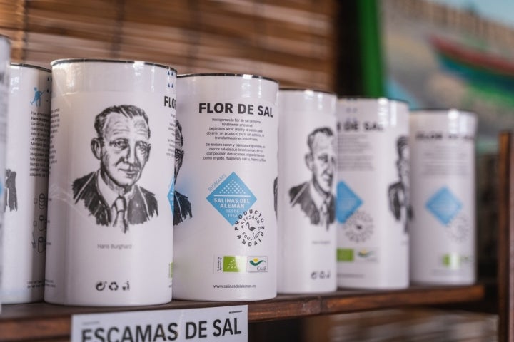 La flor de sal es más baja en cloruro sódico.