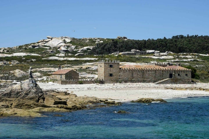 Las Sálvora son un conjunto de islas más allá de Finisterre repletas de leyendas y valor ecológico.