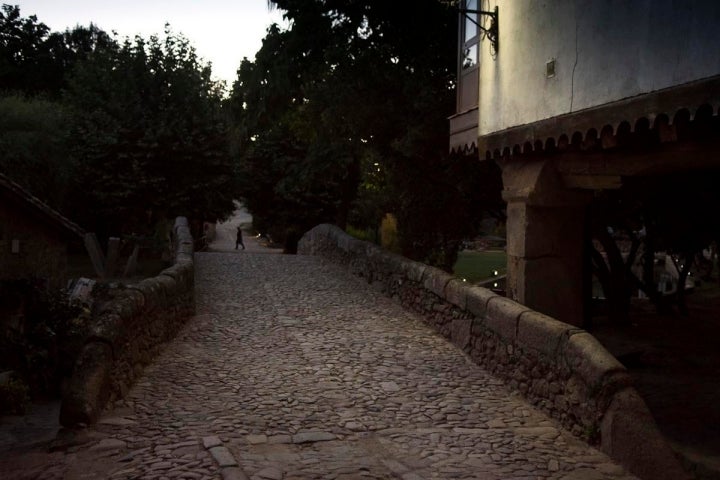 La calzada romana sobrepasa el río.