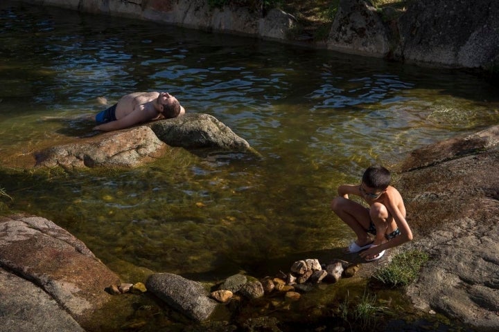 El arroyo Candervelo se convierte cada verano en unas improvisadas piscinas naturales.