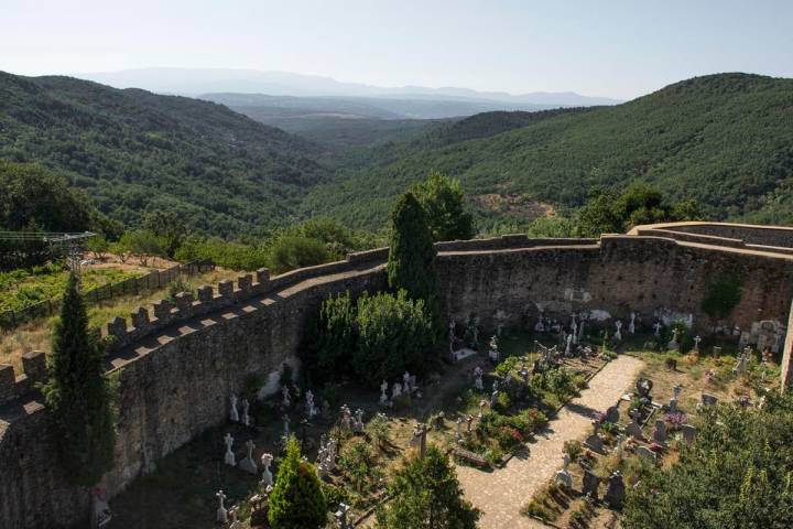 Vista del cementerio que cobija el castillo.